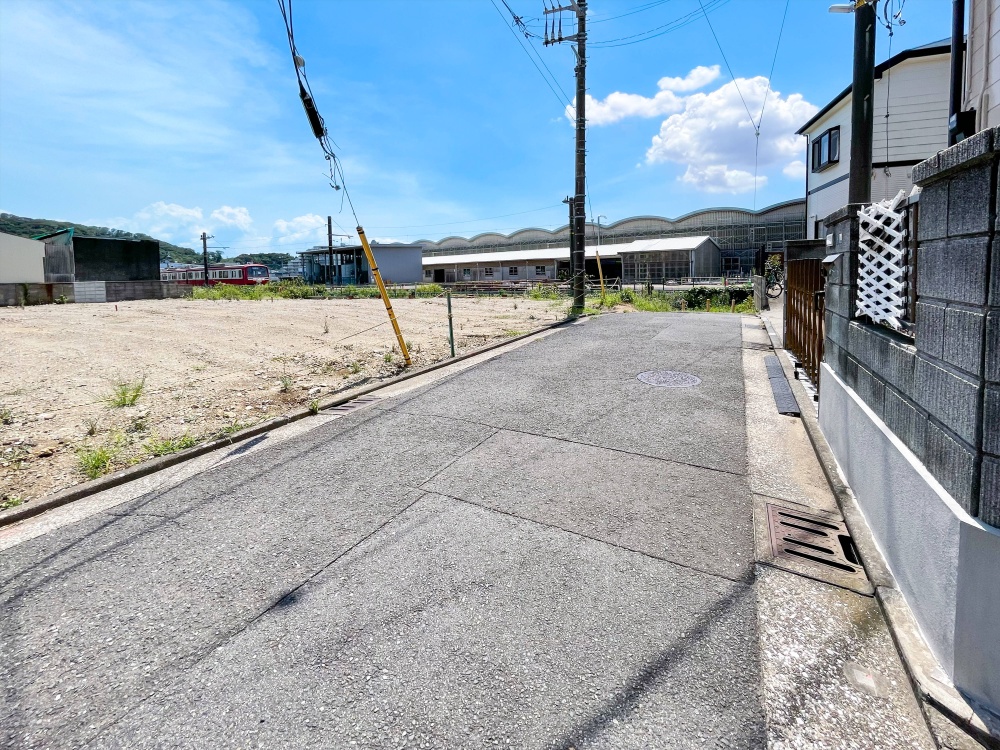 西側前面道路