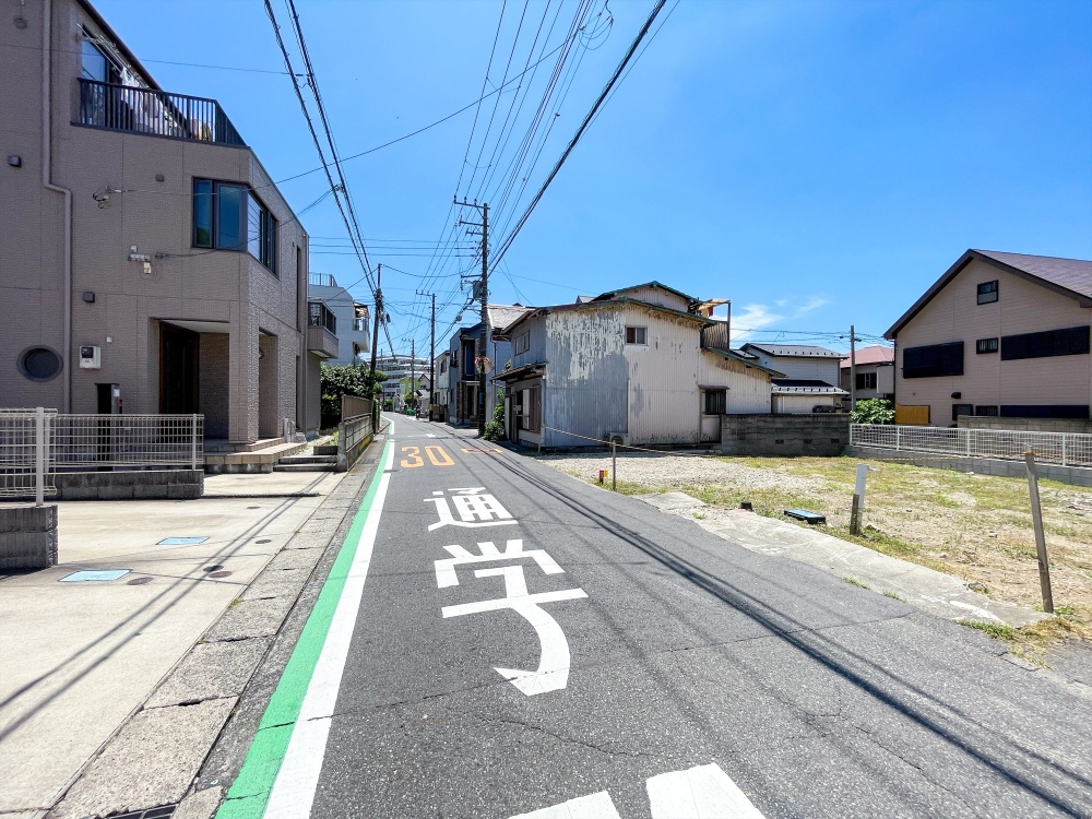 北東側前面道路